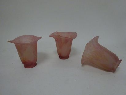 DAUM 

Trois tulipes de lustre en verre marmoréen rose. 

H. : 12 cm. - Diam. : 13...