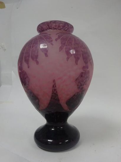 LE VERRE FRANÇAIS 

Vase de forme ovoïde à col court sur piédouche.

Epreuve en verre...
