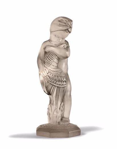 D'après René LALIQUE (1860-1945) 
Enfant à l'oiseau.
Verre pressé moulé
Signé.
H....