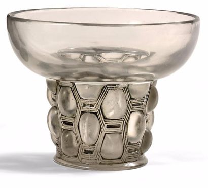RENE LALIQUE (1860-1945) 

« Beautreillis ».

Vase en verre pressé moulé patiné opalescent...