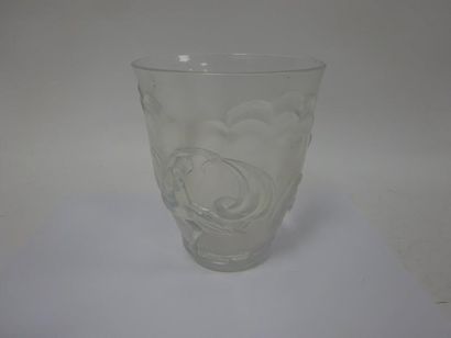VERLYS - Verrerie des Andelys. 

Vase en verre pressé moulé opalescent à décor en...