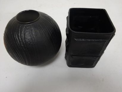 ROSENTHAL 

Ensemble de deux vases en porcelaine noire:

- un de section carrée par...