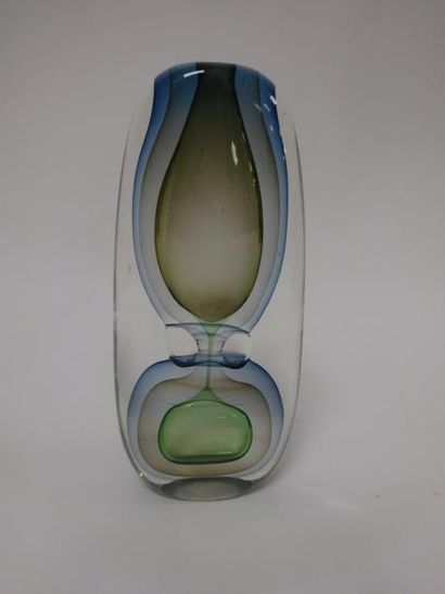 Alain BEGOU (1945) 

Vase plat en verre à décor multicouches bleu, fumé et vert dessinant...
