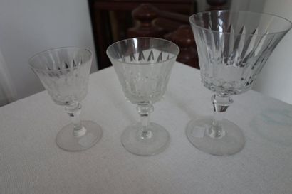 BACCARAT 

Service de verres en cristal blanc taillé, comprenant:

- 14 verres à...
