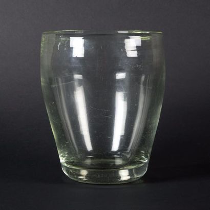 André THURET (1898-1965) 

Vase tronconique à fond plat en verre teinté jaune vert...