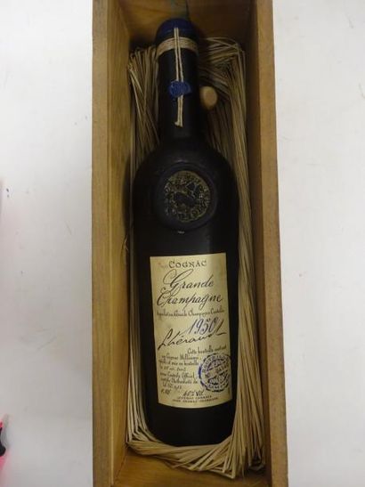 LHERAUD 
Une bouteille de cognac, grand champagne, 1950.
Dans sa caisse en bois.
