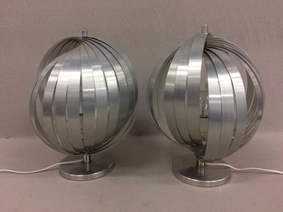 Ericsson 

Deux lampes en métal chromé de forme sphère. 

Signées. 

Année 70/80....