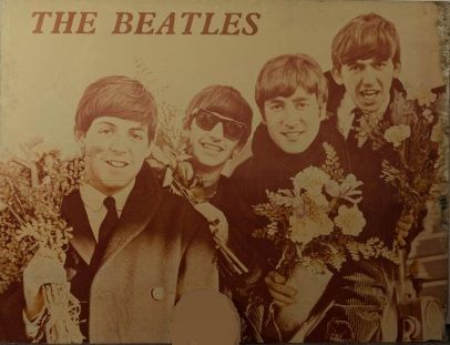 The Beatles. 

“Les dossiers de l’écran“.

Deux agrandissements de photos en noir...