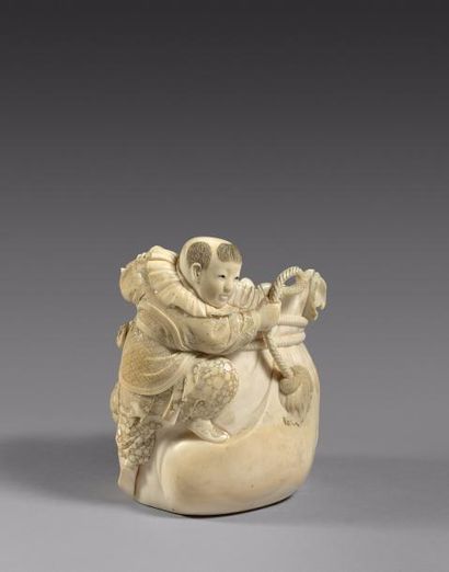 JAPON 

Boîte en ivoire d'éléphant (pré-Convention) sculpté en forme du sac des richesses,...