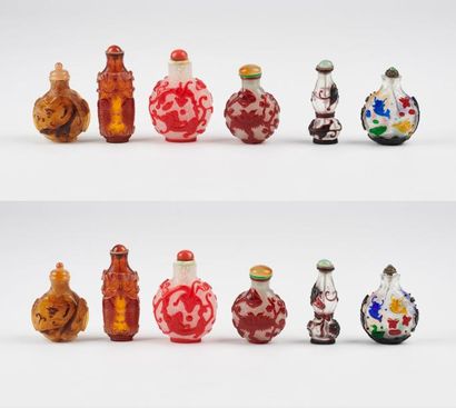 CHINE 

Lot de six flacons tabatières de différentes formes en verre (bullé ou opaque)...