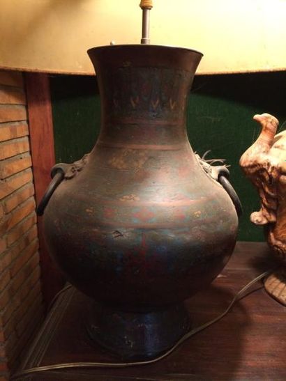 CHINE 

Paire de vases en bronze et émaux cloisonnés.

Montés en lampe.

Fin du XIXème...