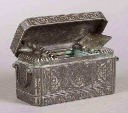 PHILIPPINES 

Boîte à chaux en bronze et métal. 

Mindanao, XIXème siècle. 

H. :...