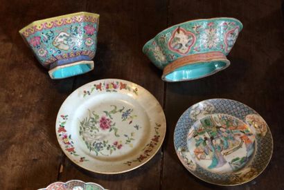 CHINE 
Lot en porcelaine, comprenant :
- une assiette famille rose, XVIIIème siècle,
-...