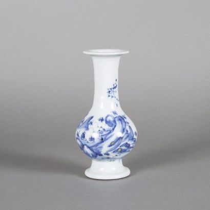 CHINE 

Vase gu bleu et blanc en porcelaine à décor de rochers, montagnes et personnages....