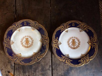SÈVRES 

Deux assiettes en porcelaine surdécoré bleu nuit et or à décor central d'une...