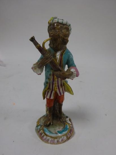 null Singe habillé jouant du basson.

Statuette en porcelaine polychrome et or.

Dans...