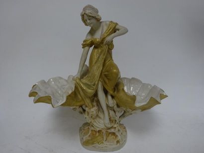 ROYAL DUX 

Sujet en porcelaine polychrome et or, figurant une femme drapée retenant...