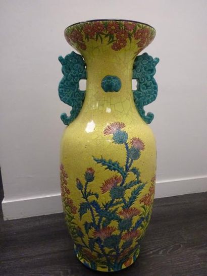 LONGWY, "Chardon lorrain", 1945. 

Grand vase en céramique de forme balustre sur...