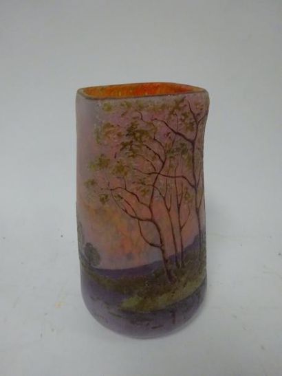 LEGRAS 

Vase cylindrique à col carré, à fond plat.

Epreuve en verre doublé blanc-rosé...
