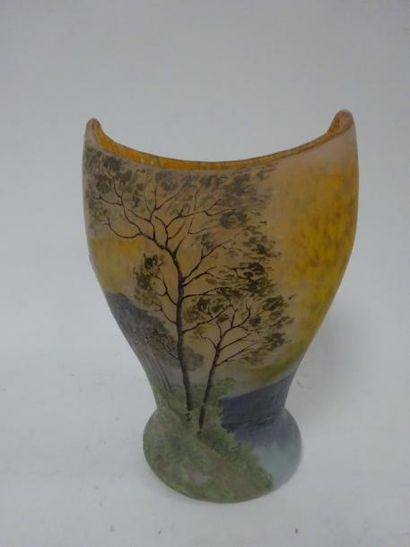 LEGRAS 

Vase cylindrique sur piédouche à col ovale, aux extrémités étirées à chaud.

Epreuve...