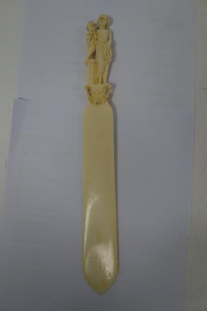 null Coupe-papier en ivoire d'éléphant (pré-Convention).

Le manche sculpté d'une...