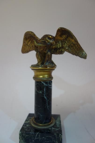 null Porte-montre de bureau figurant un aigle en bronze doré aux ailes déployées,...
