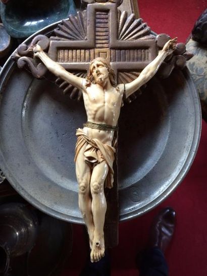 null Crucifix formé d’un Christ en ivoire d'éléphant (pré-Convention) sculpté et...