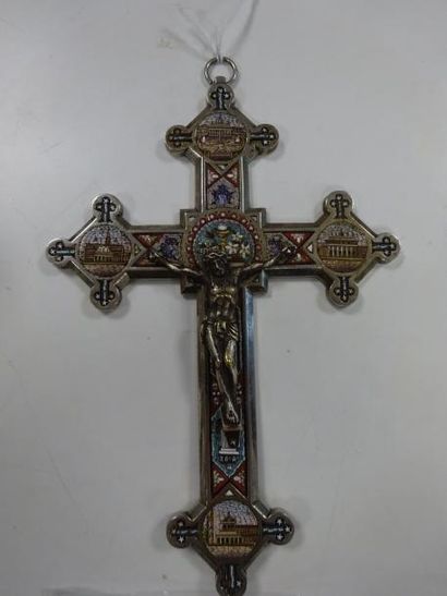 null Crucifix en métal argenté à décor en micro mosaïques de scènes religieuses....