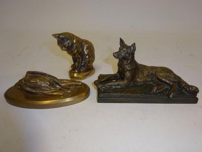 null Trois petites sculptures en bronze :

- D'après BARYE.

Chat assis. Signée sur...