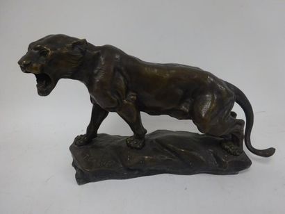 D'après Thomas CARTIER (1879-1943) 

Lionne sur un tertre. 

Epreuve en bronze à...