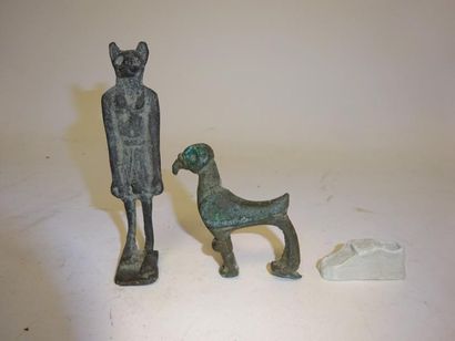 Dans le goût de l'ANTIQUE 

Lot de deux statuettes en bronze :

- une représentant...