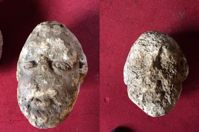 null Lot comprenant :

- Tête d’homme barbu

En pierre calcaire.

XVème siècle.

H....