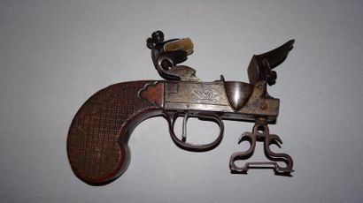 null FRANCE.
Briquet à silex en forme de pistolet. XVIIIème siècle.
Platine gravée.
Crosse...