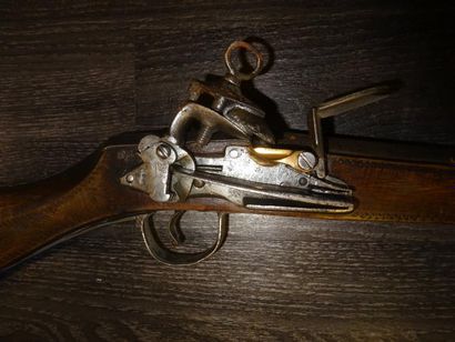 null AFRIQUE DU NORD
Deux fusils, fin du XIXème-début du XXème siècle :
- un de Traite.
Platine...
