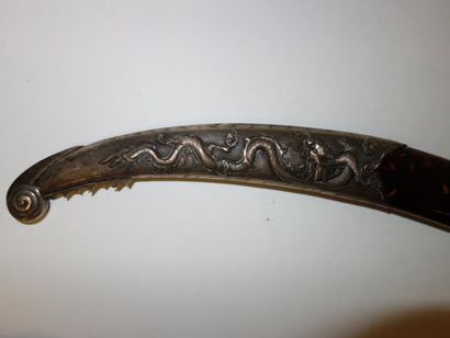 null INDOCHINE

Sabre.

Garde à une large branche plate en argent (800) à décor en...