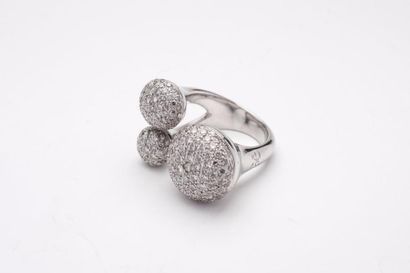 GAY FRERES 

Bague stylisé en or blanc (750) formée de trois boutons recouverts de...