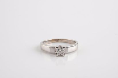 null Bague solitaire en or gris (750) ornée d'un petit diamant de taille brillant...