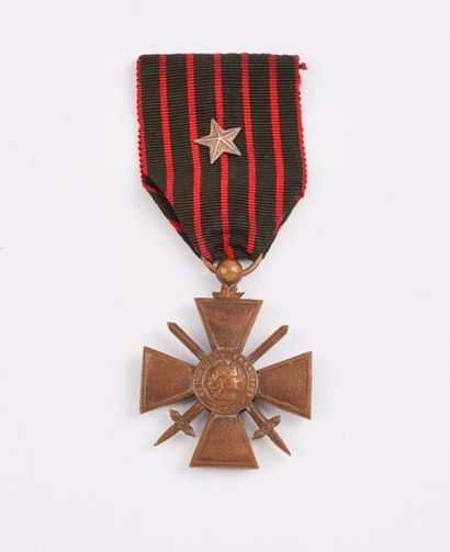 Croix de guerre 1914-1918 en bronze. 
Ruban...