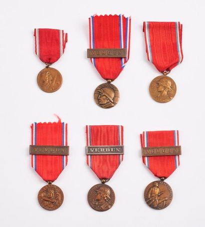 Lot de six Médailles de Verdun en bronze....