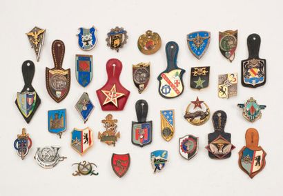 null Lot d'insignes de diverses Armes.

- 6 de Cavalerie Spahis.

- 14 de Matériel.

-...