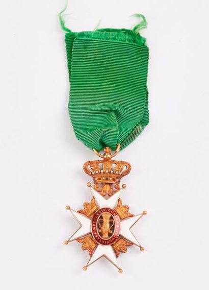 SUÈDE 

Ordre de Vasa.

Croix de chevalier en or jaune (750) et émaux polychromes.

Ruban...