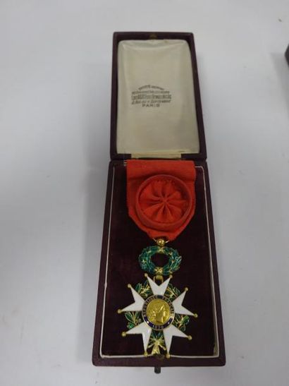 null Ordre de la Légion d'Honneur.

- Etoile de chevalier argent (800), centres en...
