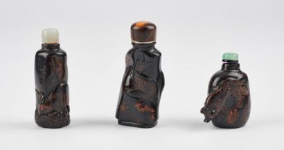 JAPON 

Trois flacons tabatières en corne sculptée et laquée :

- un décoré d'un...