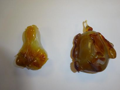 CHINE 

Deux flacons tabatières en agate, XIXème siècle :

- un en jade blanc-céladon...