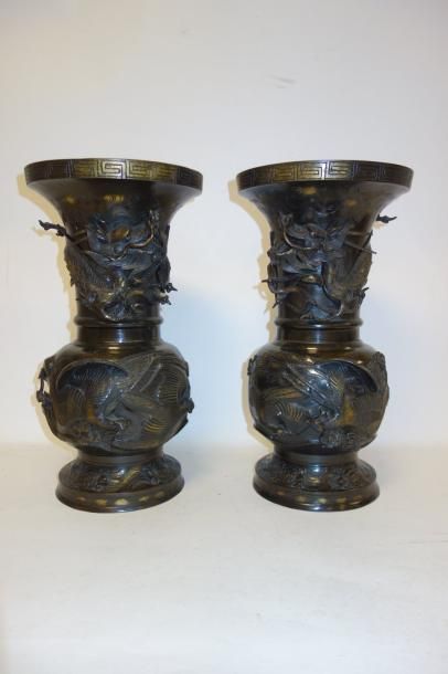INDOCHINE 

Paire de vases en bronze patiné de forme balustre à décor tournant en...