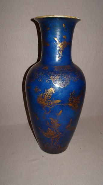 CHINE 

Vase balustre en porcelaine à couverte d'émail bleu poudré orné de tiges...