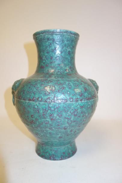 CHINE 

Vase "HU" en porcelaine émaillée vert à bulles violines.

Les anses en forme...