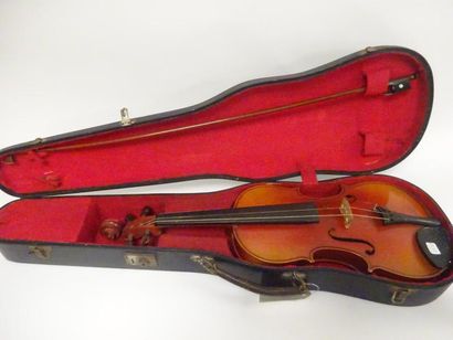 null Violon d'étude portant une étiquette apocryphe Stradivarius. 

Mirecourt, XXème...
