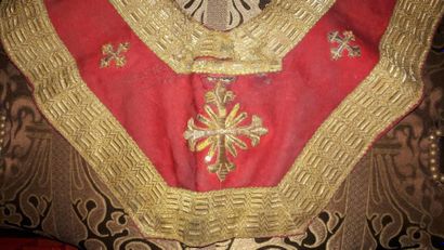 null Elément d'encolure de vêtement liturgique en tissu rouge brodé de croix et bordé...