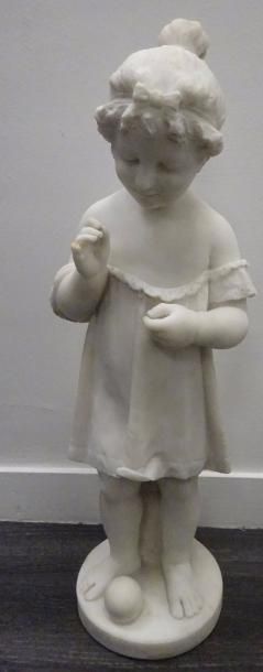 Francesco GAJARINI (XIX-XXème) 

Petite fille à la balle. 

Sculpture en marbre blanc...
